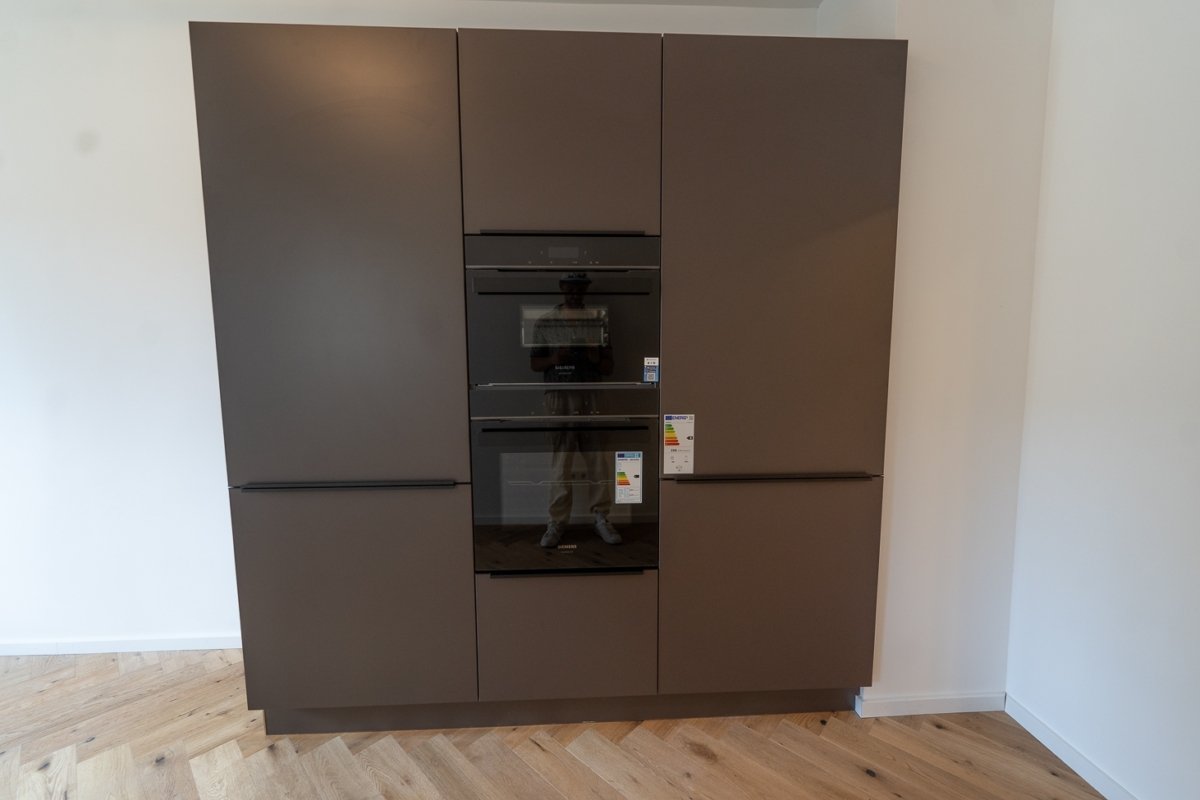 Küchenblock mit Backofen im Esszimmer